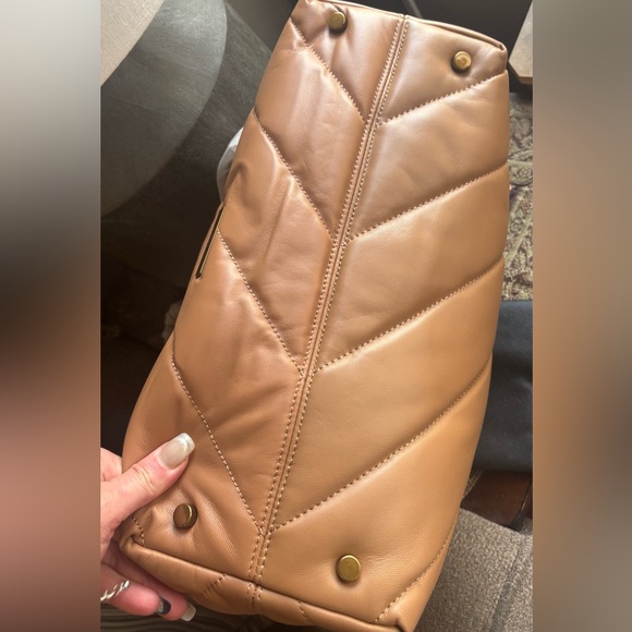 Authentic KURT GEIGER LONDON Quilted 2 compartment magnetic closure shoulder bag - Picture 12 of 17